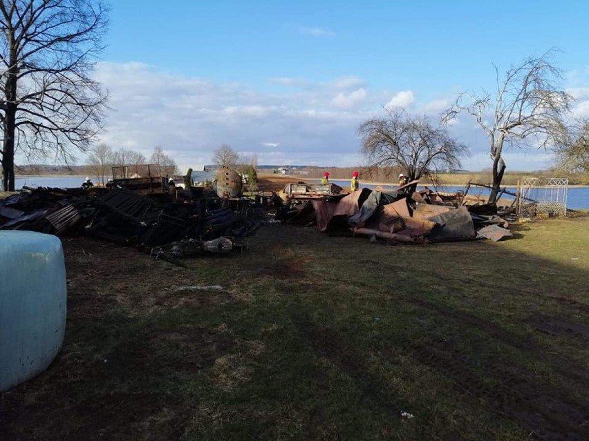 Pożar stodoły we wsi Krejwińce (gm. Sejny). Spłonęły maszyny i budynek