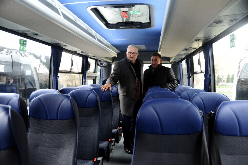 Jasło. Nowe autobusy "Jasiela" uroczyście oddane do użytku i poświęcone. W wydarzeniu wziął udział wiceminister infrastruktury
