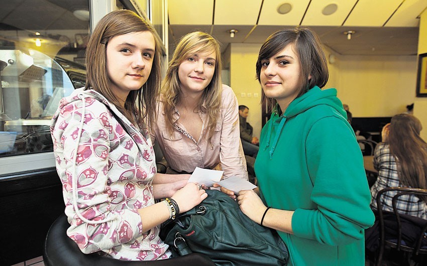 Trzy 16-latki z XXI LO - Paulina Zakrzewska (z lewej),...