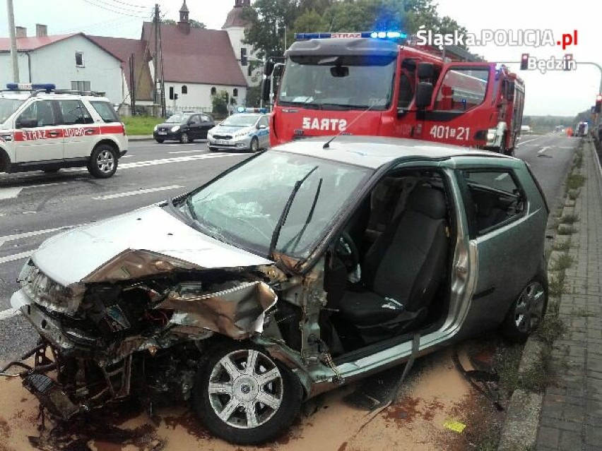 Wypadek w Wojkowicach Kościelnych. Zderzenie na światłach, jedna osoba nie żyje [ZDJĘCIA]