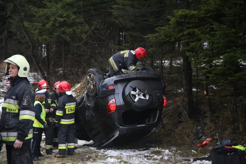 Orawa. Groźny wypadek w Spytkowicach. Auto dachowało w rowie [FOTO]