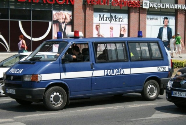 Wrocławscy policjanci zatrzymali trzy osoby związane z ...