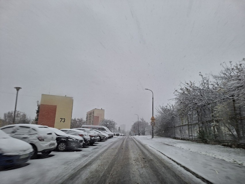 Atak zimy w Kielcach. Biały puch pokrył ulice i chodniki. Na drogach ślisko. Zobacz zdjęcia