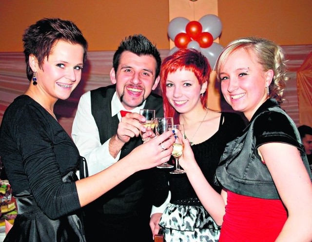 Ponad 200 tegorocznych maturzystów ZSP bawiło się do rana w restauracji Rodos w Jaczowie.