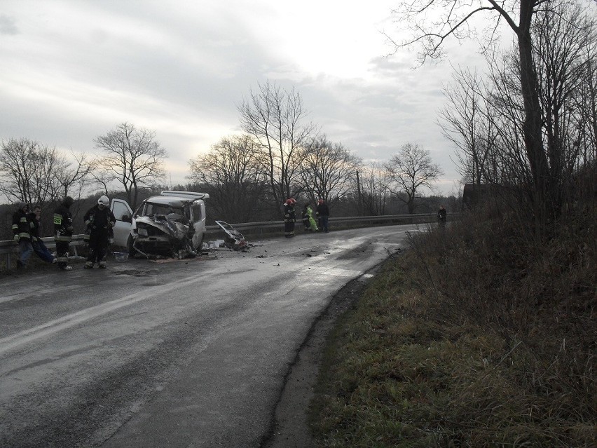 Wypadek w Hornikach Dolnych: Przód mercedesa całkowicie zmiażdżony. Kierowca w szpitalu