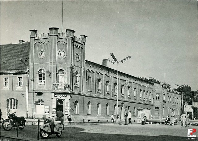 Wiecie jak 50 lat temu wyglądał nasz piękny mikołowski rynek? Zdjęcie obok właśnie to przedstawia.

Zdjęcie pochodzi z lat 1960-1970