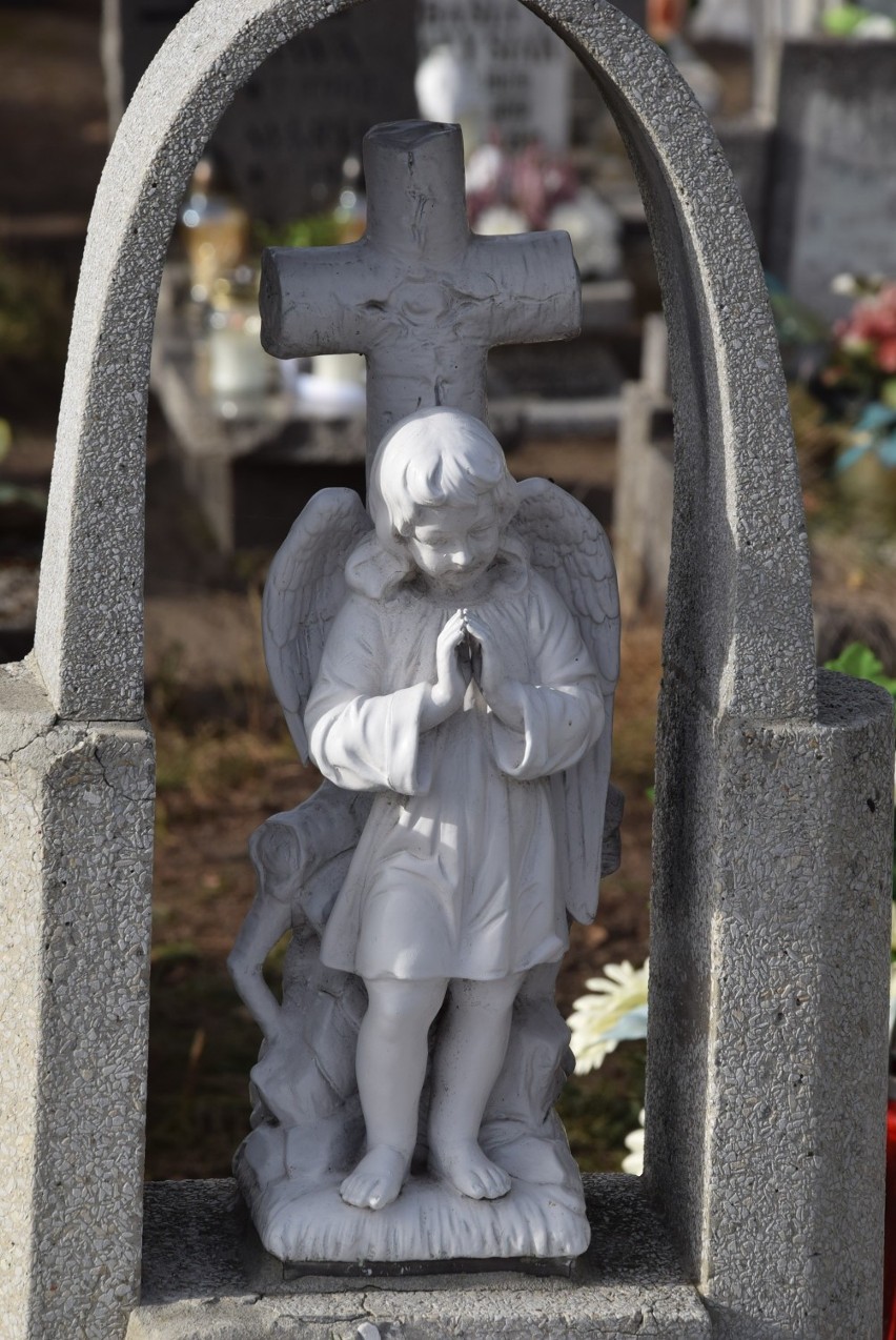 1 LISTOPADA: Na jarocińskich cmentarzach Anioły pilnują dusz zmarłych dzieci [ZDJĘCIA]