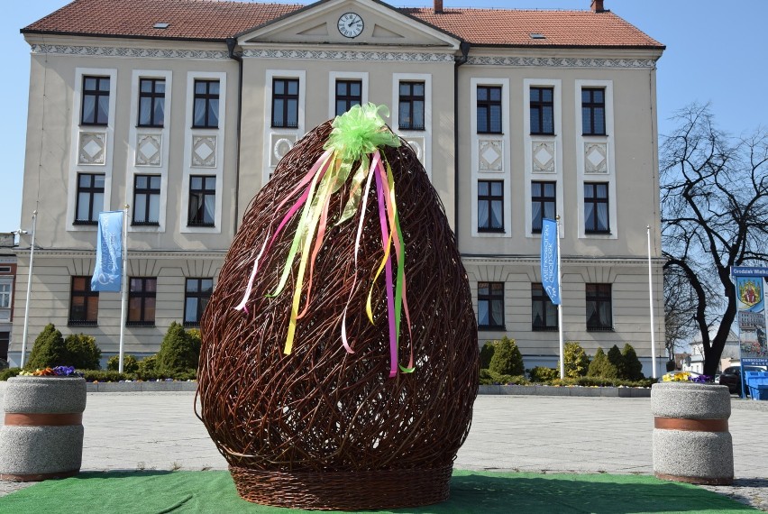Przed Urzędem Miejskim stanęło gigantyczne wielkanocne jajo