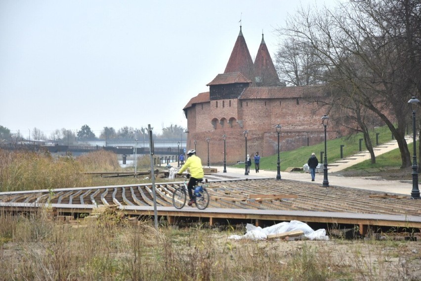 Malbork. Na bulwarze nad Nogatem cięcie kosztów? Internauci skrytykowali, że zamiast dębu jest kompozyt. Co z odcinkiem pod wiaduktem?