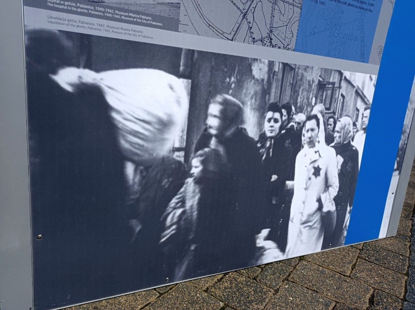 80. rocznica likwidacji getta żydowskiego w Wieluniu. Plenerowa wystawa prezentowana na placu Legionów FOTO