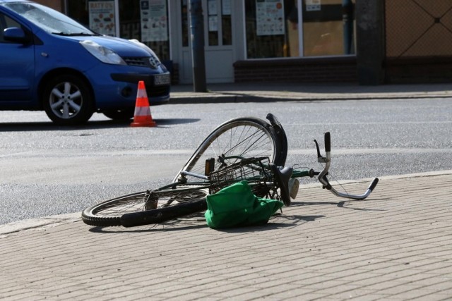 Na ul. Wojska Polskiego w Sępólnie doszło do potrącenia rowerzystki. 76-letnia kobieta trafiła do szpitala