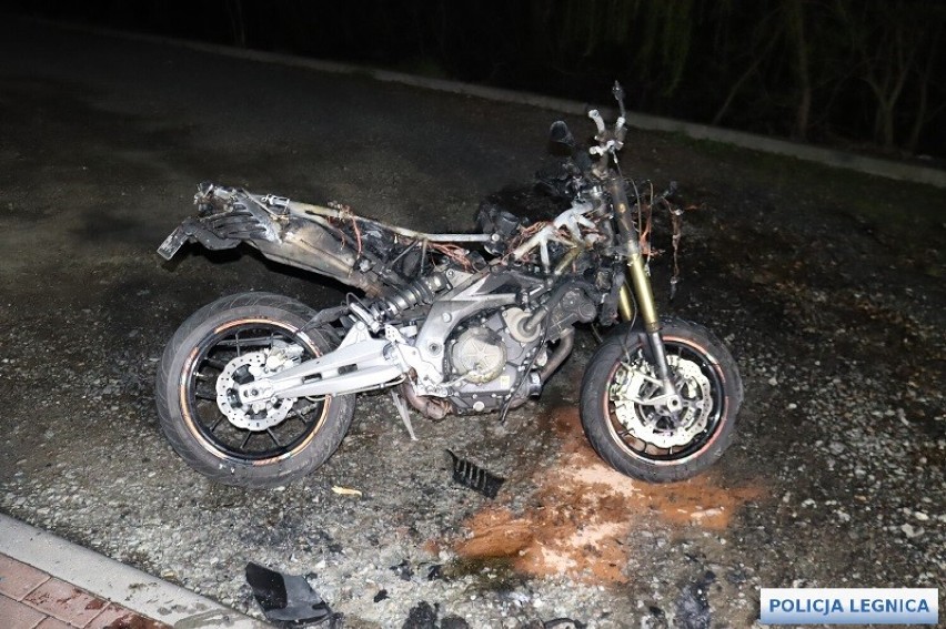 Śmiertelny wypadek motocyklisty w Krzywej. Kierowca na progu zwalniającym stracił panowanie nad motocyklem i uderzył w drzewo