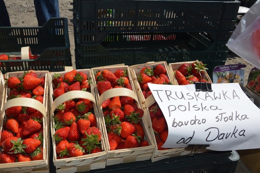 Truskawki hitem na targu w Stalowej Woli w piątek 12 maja. Kosztowały krocie... Zobacz zdjęcia i ceny warzyw i owoców