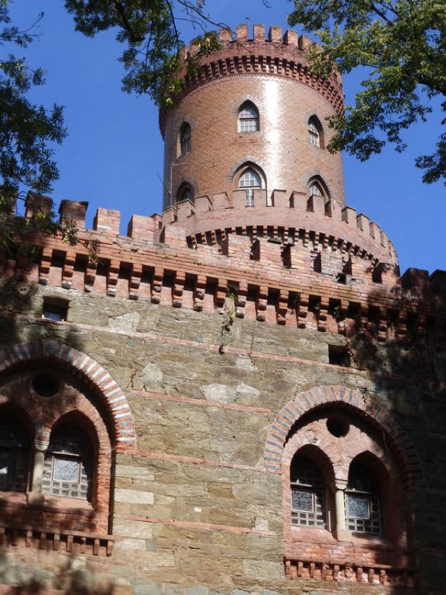 Fasada wieży pałacu Marianny Orańskiej w Kamieńcu Ząbkowickim.
