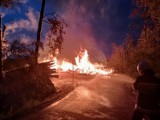 Groźny pożar wybuchł w gminie Brąszewice. Płonęły dwie wielkie hałdy drewna. W akcji 50 jednostek straży ZDJĘCIA, FILM