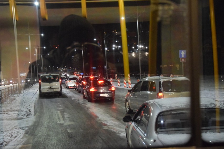 Paraliż komunikacyjny w Częstochowie. Gigantyczne korki wynikiem dzisiejszej burzy śnieżnej. Na drogach szklanka ZDJĘCIA