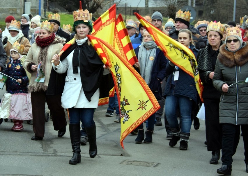 Orszak Trzech Króli w Krośnie przyciągał tumy. Tak było w poprzednich latach [ZDJĘCIA]