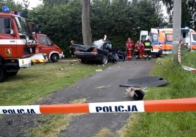 Wypadek w Motyczu: Mercedes owinął się wokół drzewa
