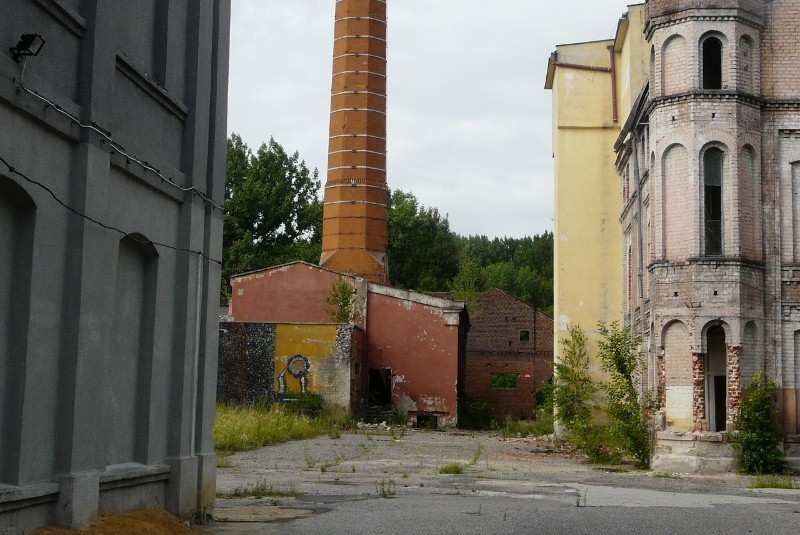 Mazovia ruszyła? Dym z komina ruin przy ul. Barlickiego