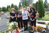Ku pamięci: Fani odwiedzają grób Ryśka Riedla w 22. rocznicę śmierci [ZDJĘCIA]