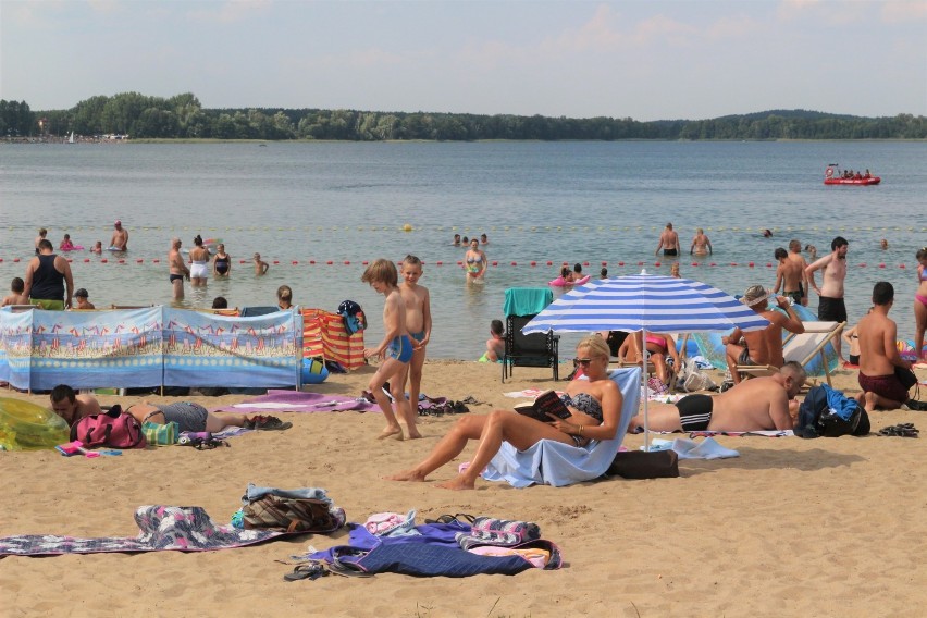 Tak się odpoczywa nad jeziorem Szarcz. Długa plaża, łagodny brzeg i tłumy plażowiczów