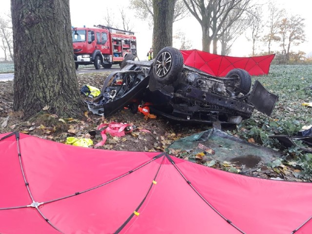 Wypadek na drodze Głuchowo - Piechanin w gminie Czempiń. Nie żyje dwóch młodych mężczyzn, trzeci został przewieziony do szpitala