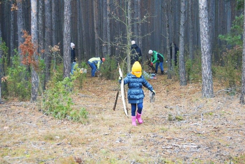 Sprzątanie lasu w Bełchatowie z grupą Leszy Bełchatów -...