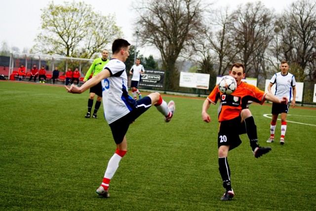 Dąb Barcin przegrał z Liderem Włocławek  1 : 3 (1:2).
Bramki: Radosław Mróz (6’)  - Tomasz Szablewski 2 (25” 32” rzut karny), Mateusz Dewil (65”).