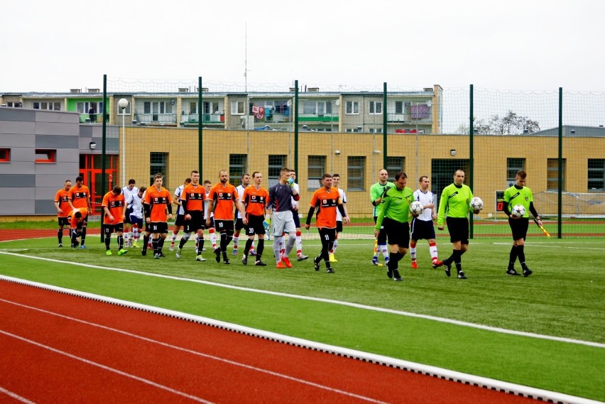 Dąb Barcin przegrał z Liderem Włocławek  1 : 3. Do przerwy...