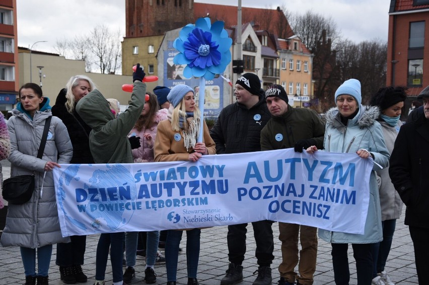 Lębork. Na placu Pokoju manifestowano solidarność z osobami cierpiącymi na spektrum autyzmu