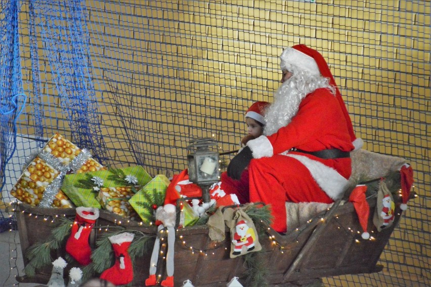 Pierwsza otwarta wigilia dla mieszkańców Miejskiej Górki. Święty Mikołaj, występy dzieci, dania od KGW i rękodzielniczy kiermasz [ZDJĘCIA]