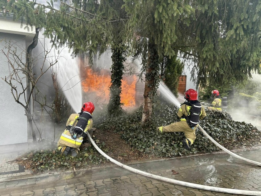 Tragedia w Kowanówku. Ogień trawił budynek mieszkalny [ZDJĘCIA]