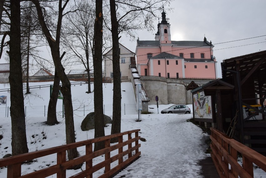 Papieski Tryton wciąż na dnie Wigier. Właściciel statku próbował go wyciągać, ale...