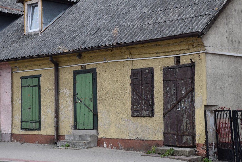 Kamienice zamknięte na cztery spusty, z żelaznymi sztabami i odpadającym tynkiem. Tak wygląda najbrzydszy fragment ulicy Białostockiej 