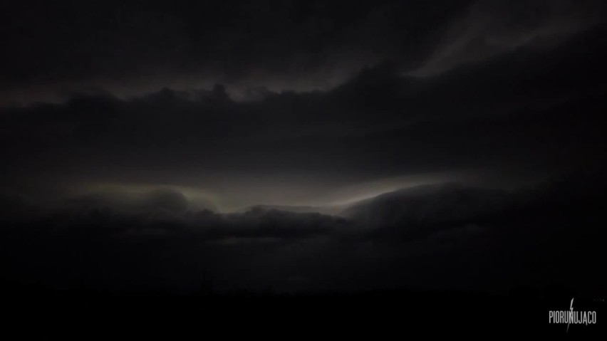 Śrem: niesamowity film poklatkowy pokazujący burzę nad...