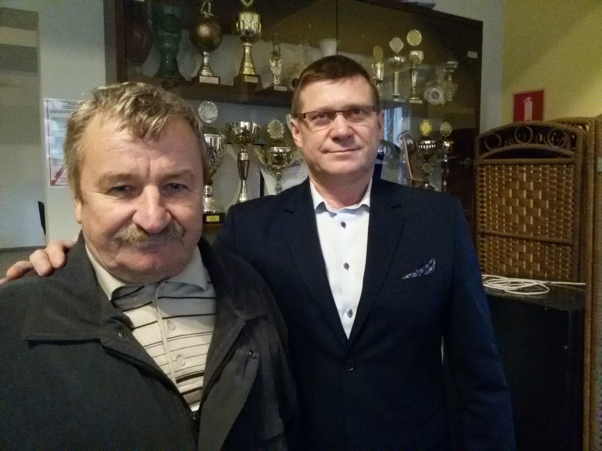 Prezesi klubu - z lewej Stanisław Piksa, z prawej Leszek...