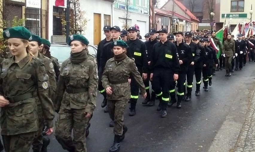 Uczestnicy Mszy Świętej przemaszerowali na rynek gdzie pod...