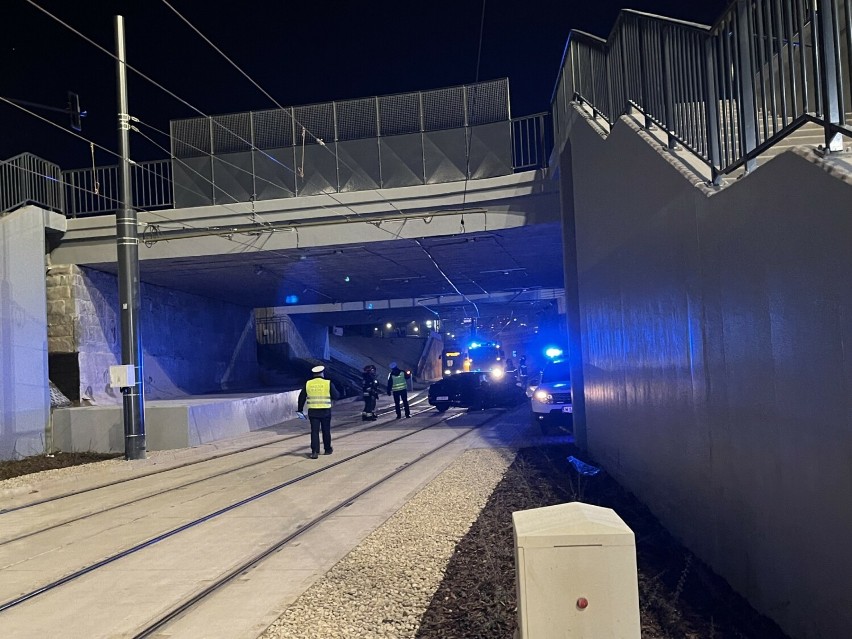 Auto spadło z wiaduktu do tunelu nowej linii tramwajowej