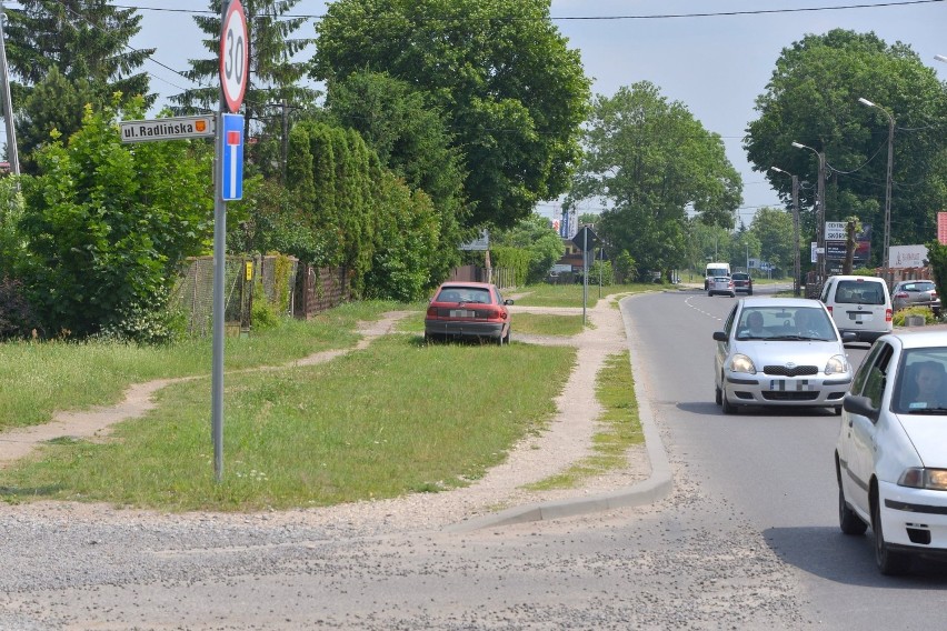 Ścieżka rowerowa albo drzewa na ulicy Sandomierskiej?   