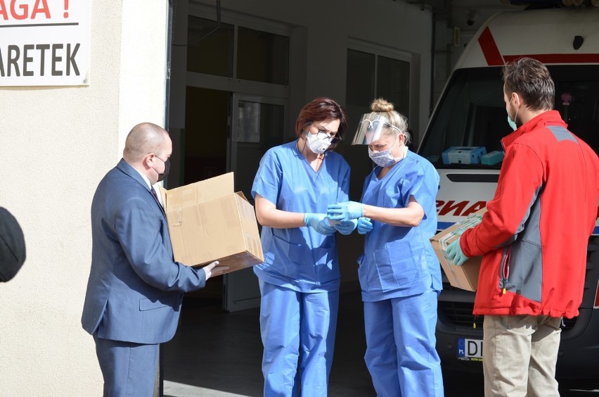 Głogów: Radni miejscy i powiatowi klubu PiS przekazali przyłbice pielęgniarkom z SOR