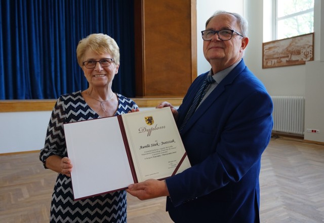 Aurelia Sitek - Juszczak odbiera nagrodę z rąk Józefa Sarnowskiego