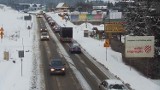 Dwie osoby ranne w wypadku autokaru koło Proszowic. Bardzo trudne warunki na małopolskich drogach