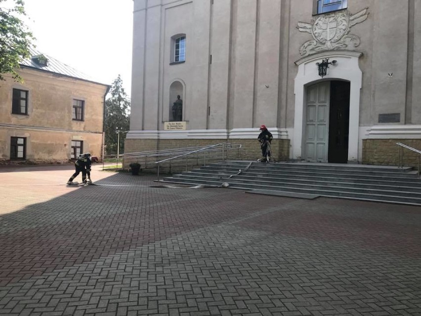 Pożar wieży bazyliki w Różanymstoku. Na miejscu straż i policja (zdjęcia, wideo)