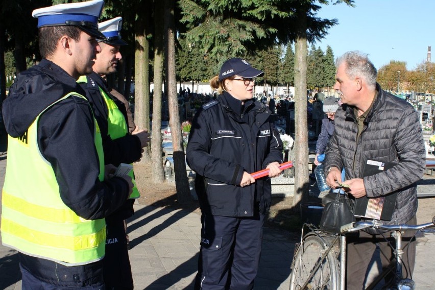 Akcja "Znicz": Policjanci przeprowadzili działania profilaktyczne w zakresie poprawy bezpieczeństwa w ruchu drogowym [ZDJĘCIA]