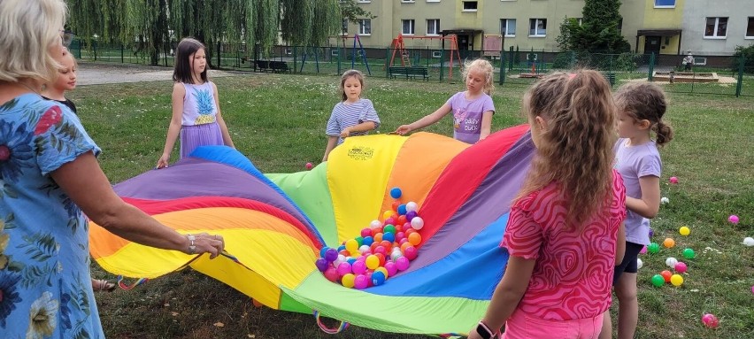 Zajęcia wakacyjne w buskiej bibliotece. Dzieciaki dobrze się bawią. Zobacz zdjęcia