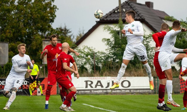 Noteć Czarnków, lider IV ligi, nie zwalnia tempa. W 10. kolejce nasz zespół pokonał wysoko na swoim boisku Huragan Pobiedziska, aplikując rywalom 4 gole