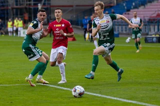 Po nieudanym sezonie w Fortunie 1 Lidze Chojniczanka Chojnice zdecydowała się rozstać z większością piłkarzy