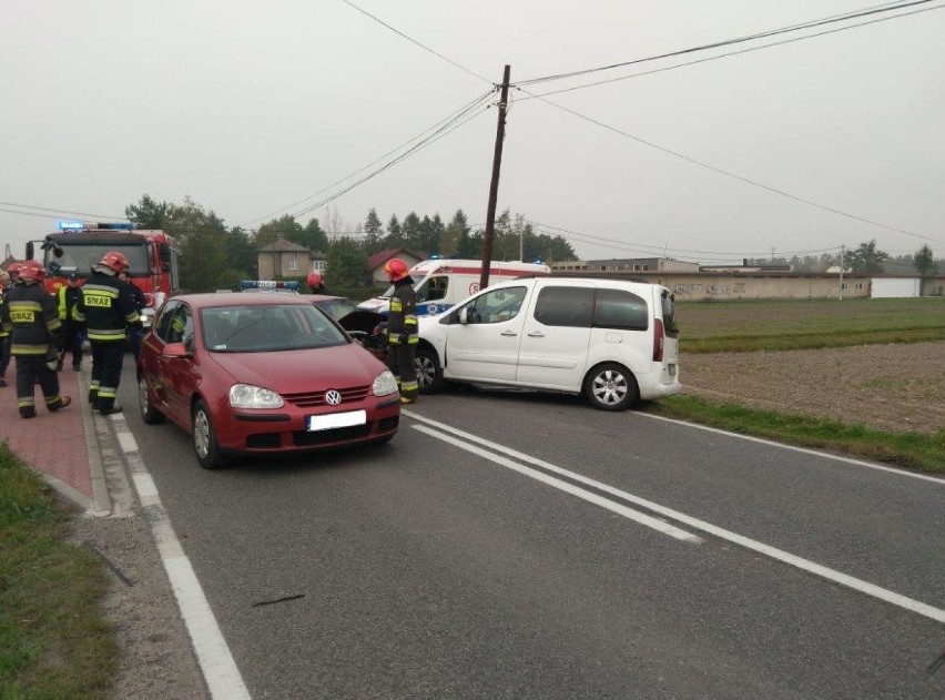 Zderzenie trzech samochodów na ul. Łęckiej w Jawiszowicach