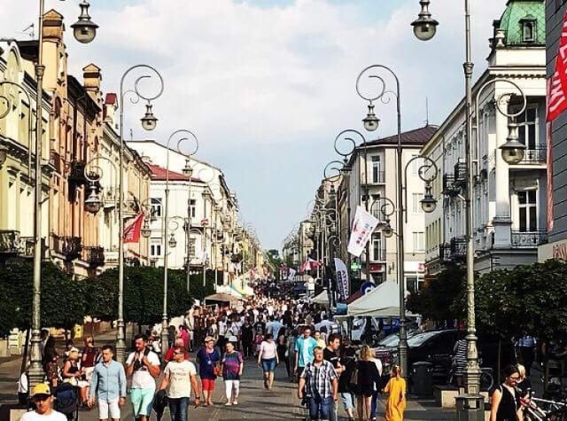 Trwa IX już edycja Budzenia Sienkiewki, które od lat w tym okresie roku zachęca kielczan i mieszkańców okolicznych miejscowości do odwiedzenia centrum stolicy regionu. Akcja potrwa od czwartku, 31 maja, do niedzieli, 3 czerwca. Byłeś na kieleckim deptaku w piątek? Znajdź się na zdjęciach!