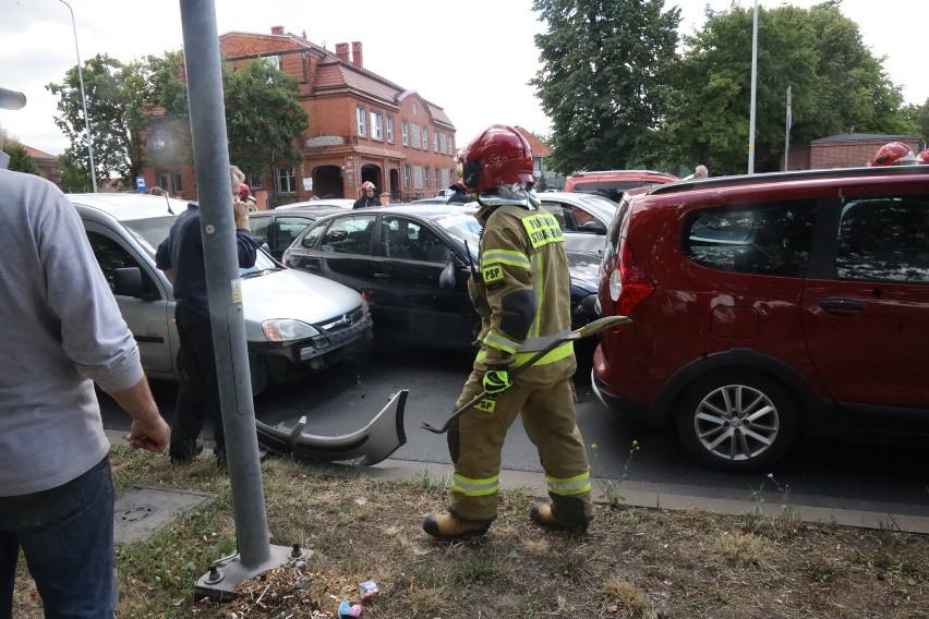 Karambol na alei Piłsudskiego w Legnicy. Zderzyło się dziesięć aut, zobaczcie zdjęcia